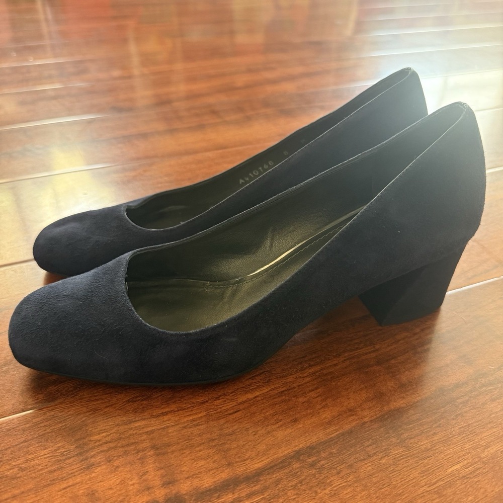 Stuart Weitzman Mary Mid Suede Block Heel Pump in Navy Blue Size 8 M